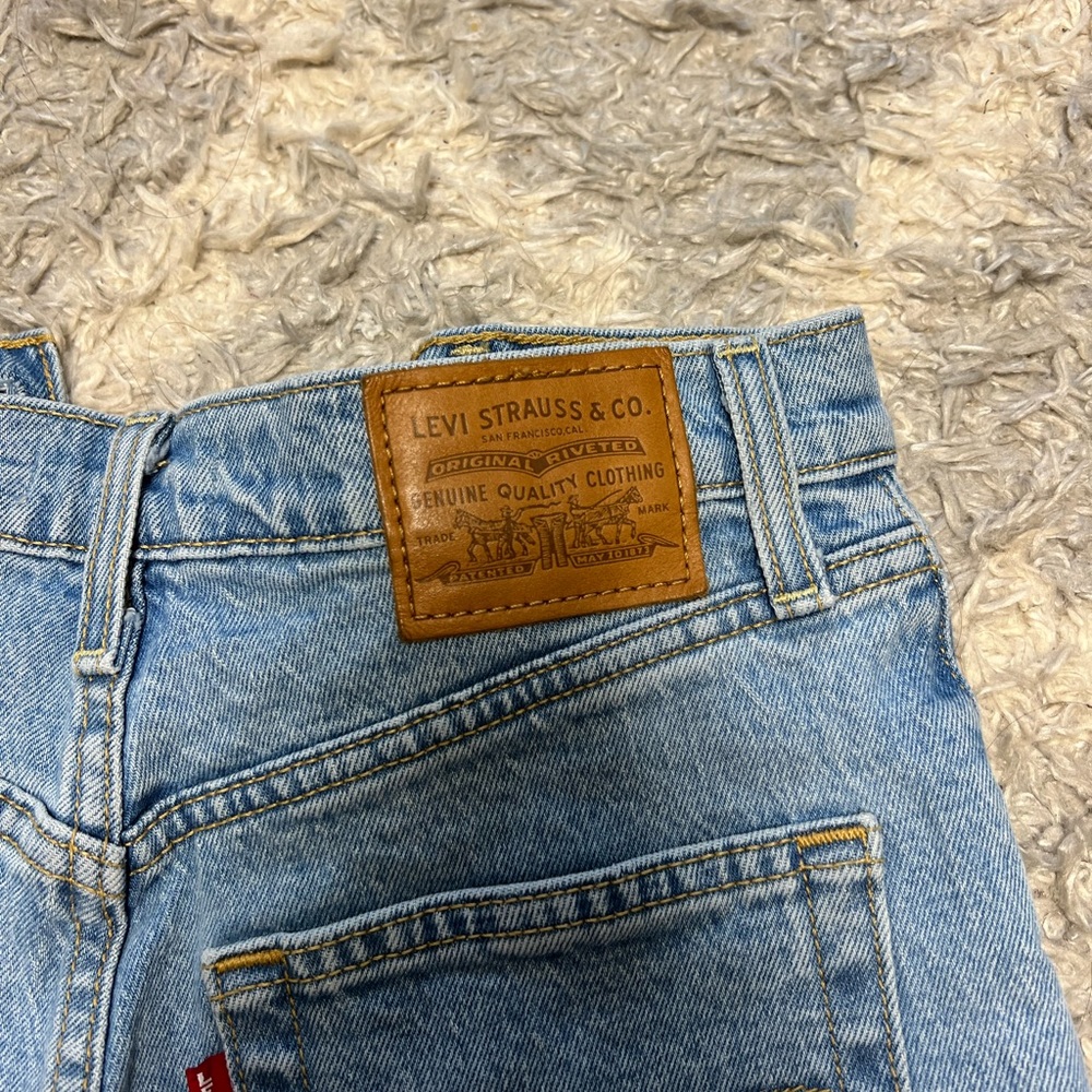 LEVIS Ribcage Shorts - Picture 3 of 4